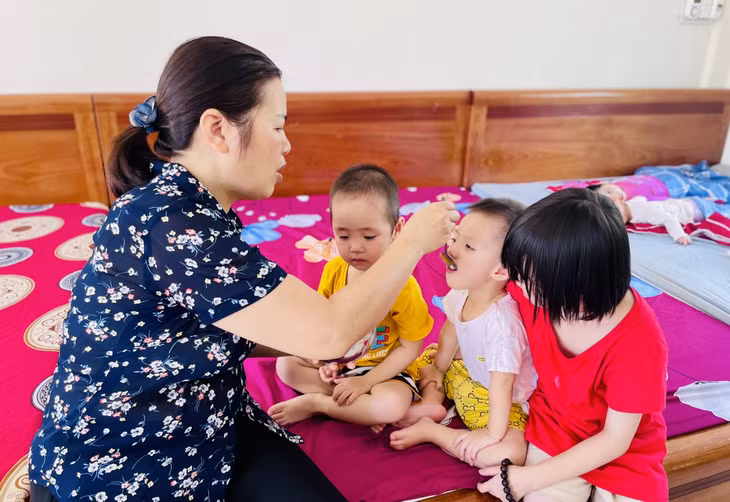 ... bón từng thìa cháo cho các bé còn nhỏ, vụng về.