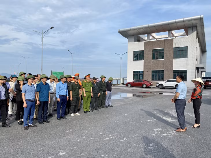 Lãnh đạo UBND TP Hạ Long quán triệt các nội dung công việc tại lễ ra quân xử lý các phương tiện thủy neo đậu không đúng nơi quy định ven bờ Vịnh Hạ Long.