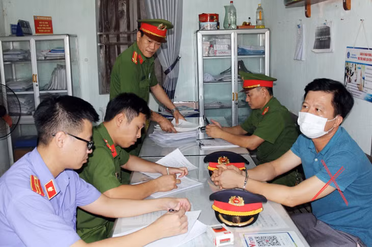 Lực lượng chức năng lấy lời khai đối tượng Phan Thanh Sơn.
