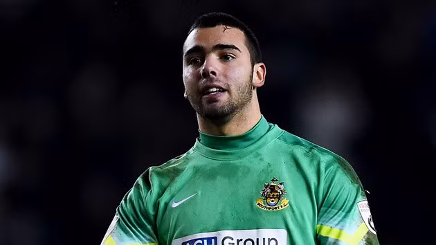 Raya khoác áo Southport mùa 2014/2015 dưới dạng cho mượn.