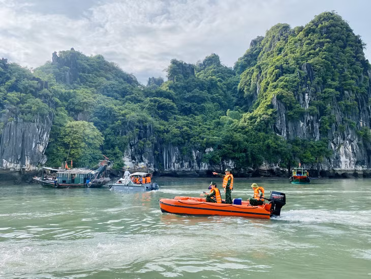 Lực lượng chức năng xử lý tình trạng các phương tiện tàu, thuyền neo đậu không đúng nơi quy định tại khu vực phường Bạch Đằng.