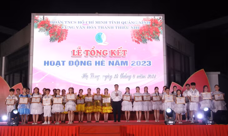 Đồng chí Hoàng Văn Hải, Bí thư Tỉnh Đoàn trao tặng khen thưởng cho các em thiếu nhi có thành tích tham gia Liên hoan Nghệ thuật các Cung, Nhà thiếu nhi, Trung tâm hoạt động Thanh thiếu nhi tại tỉnh Quảng Trị.
