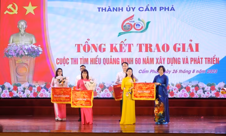 Ban Tổ chức trao giải nhất Cuộc thi sân khấu hóa cho đội số 2.