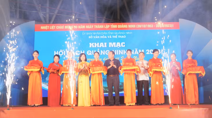 Các đại biểu cắt băng khai mạc Hội sách Quảng Ninh 2023.