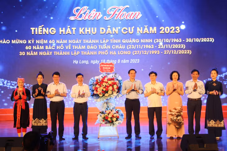 Đồng chí Nguyễn Văn Hồi, Ủy viên Ban Thường vụ, Trưởng Ban Dân vận Tỉnh ủy, Chủ tịch Ủy ban MTTQ tỉnh, tặng hoa chúc mừng thành công của Liên hoan Tiếng hát khu dân cư TP Hạ Long năm 2023.