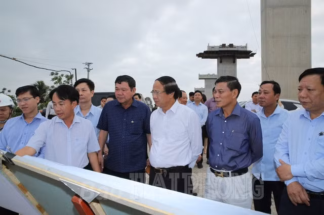 Đồng chí Lê Văn Thành kiểm tra tiến độ xây dựng dự án đường bộ ven biển thành phố Hải Phòng vào tháng 3/2021
