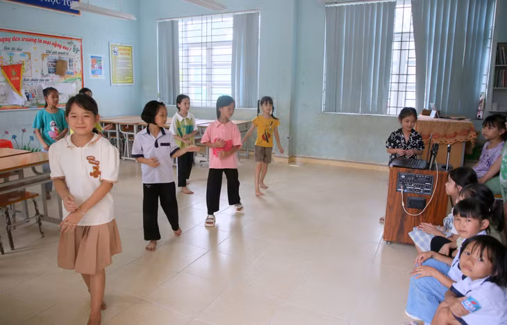 Các em học sinh Trường Tiểu học Đồng Tâm (huyện Bình Liêu) tập luyện các tiết mục hát múa chuẩn bị cho lễ khai giảng năm học 2023 - 2024.