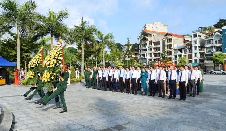 Đoàn đại biểu của tỉnh Quảng Ninh dâng hương tưởng niệm tại Tượng đài đồng chí Vũ Văn Hiếu, Bí thư Đặc khu ủy đầu tiên Khu mỏ Quảng Ninh, nhân kỷ niệm 76 năm Ngày Thương binh - Liệt sĩ 27/7 (1947-2023). Ảnh: Nguyễn Thanh
