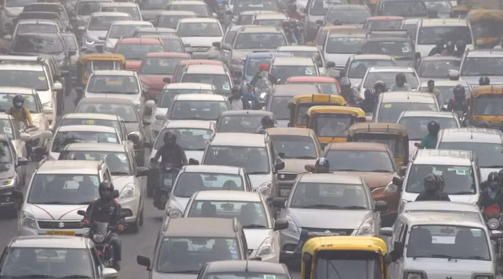 Người tham gia giao thông ở New Delhi trong điều kiện khói mù ô nhiễm cản trở tầm nhìn. Ảnh: AFP