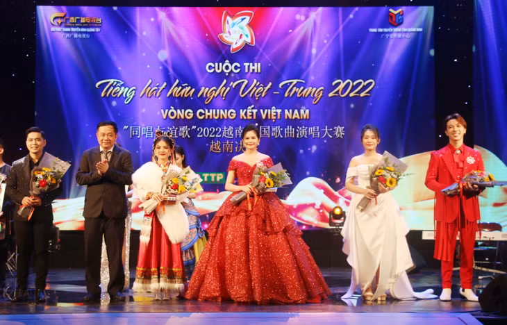 Đồng chí Mai Vũ Tuấn, Tỉnh ủy viên, Chủ tịch Hội Nhà báo Quảng Ninh, Tổng biên tập, Giám đốc Trung tâm Truyền thông tỉnh Quảng Ninh, Trưởng Ban Chỉ đạo cuộc thi Tiếng hát hữu nghị Việt - Trung năm 2022 tặng hoa chúc mừng 5 thí sinh xuất sắc vào vòng thi chung kết quốc tế.