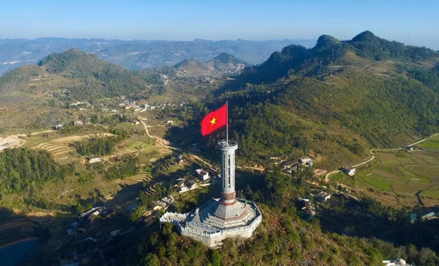 Cột cờ Lũng Cũ thuộc xã Lũng Cú, huyện Đồng Văn, tỉnh Hà Giang. Đến với cột cờ Lũng Cũ chúng ta có thể quan sát cảnh vật thiên nhiên từ đài vọng cảnh cực Bắc Việt Nam, cách cực Bắc Việt Nam 3,3km theo đường chim bay. (Ảnh: Giỏi Việt)