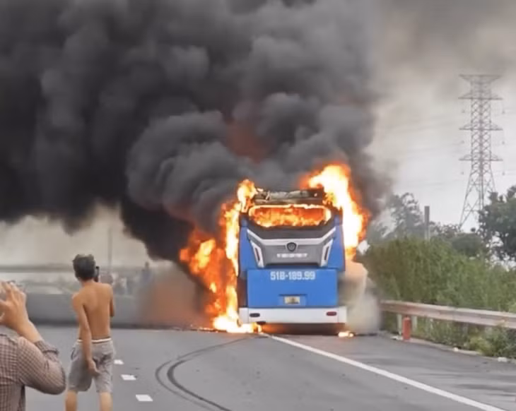 Thời điểm xe khách bốc cháy ngùn ngụt. Ảnh: NDCC