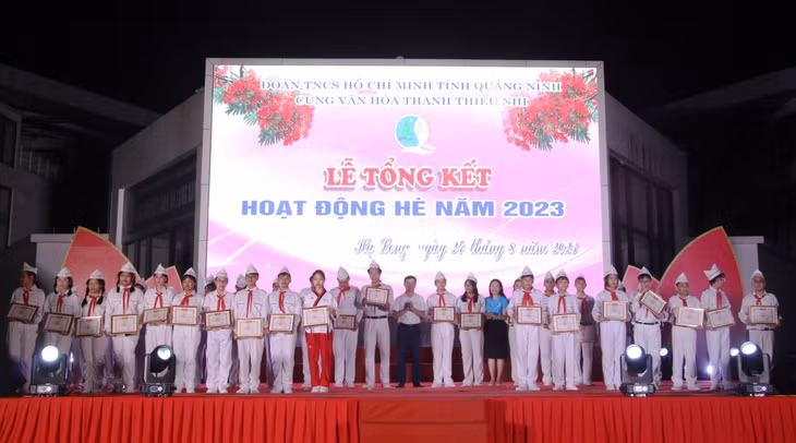 Lãnh đạo Cung Văn hóa Thanh thiếu nhi tỉnh trao tặng khen thưởng cho các em thiếu nhi có thành tích tham gia Liên hoan “Tiếng kèn Đội ta” tại tỉnh Hà Nam.