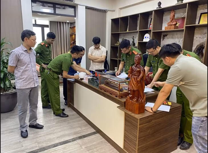 Lực lượng chức năng khám xét nơi làm việc của đối tượng Mạc Đăng Thanh.
