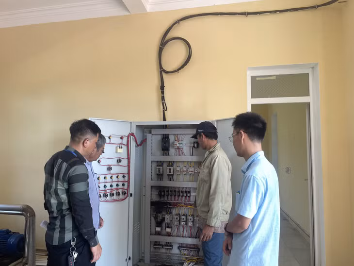 Hệ thống khởi động của Trạm xử lý nước sinh hoạt xã Cái Chiên đã bị cháy.