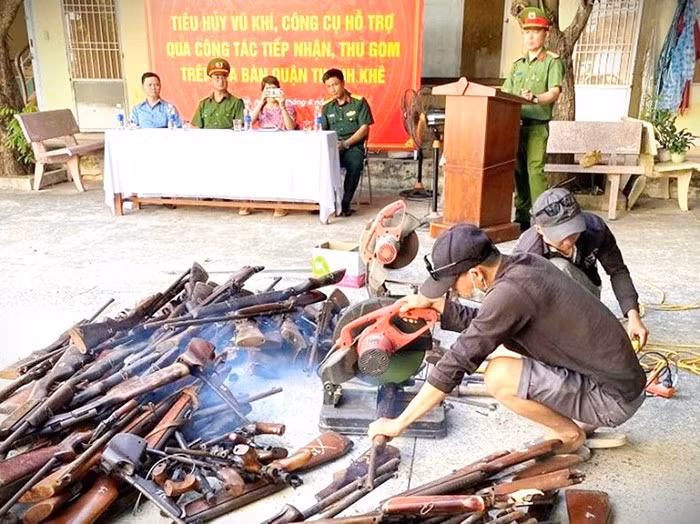Công an TP Đà Nẵng tiêu hủy số vũ khí thu hồi được trong năm 2023.