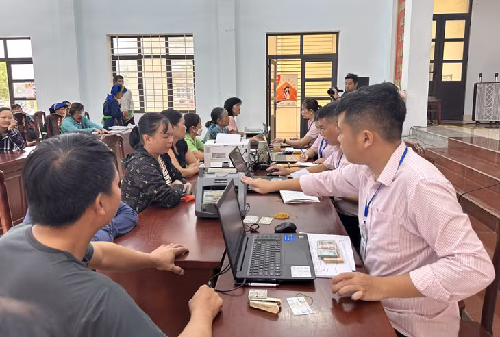 Cán bộ Phòng giao dịch Ngân hàng CSXH huyện Ba Chẽ giải ngân vốn vay cho người dân xã Đồn Đạc.