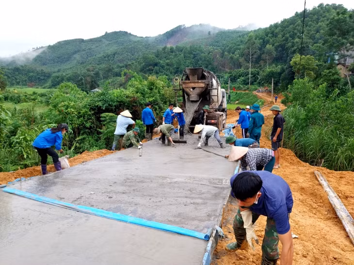 Cả hệ thống chính trị và người dân thôn Pạc Sủi cùng đóng góp ngày công xây dựng đường liên thôn Pạc Sủi (xã Yên Than, huyện Tiên Yên) với chiều dài 464m