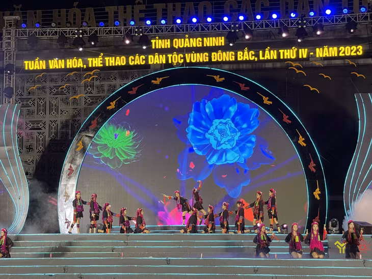 Tiết mục Tiếng chuông giao mùa (dân tộc Dao) của đoàn Ba Chẽ.