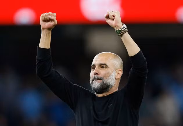 HLV Guardiola ăn mừng chiến thắng 1-0 trước Newcastle.