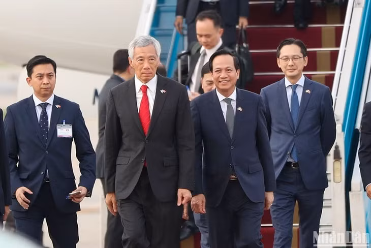 Bộ trưởng Lao động, Thương binh và Xã hội Đào Ngọc Dung đón Thủ tướng Singapore Lý Hiển Long tại sân bay quốc tế Nội Bài. Ảnh: Duy Linh