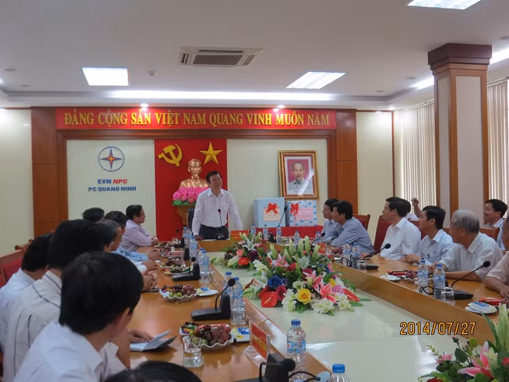 Chủ tịch nước Trương Tấn Sang đến thăm Công ty và ghi nhận những cố gắng của Công ty Điện lực Quảng Ninh trong việc thực hiện các dự án đưa điện lưới quốc gia tới các vùng miền núi và hải đảo.
