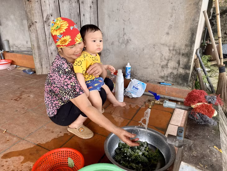 Bà Nguyễn Thị Luân (thôn Trại Cau, phường Cộng Hoà) là một trong 700 hộ dân vừa được Xí nghiệp nước Quảng Yên hoàn thành đấu nối, cấp nước sạch.