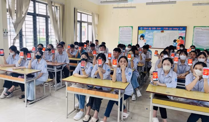 Học sinh thành phố Hạ Long tích cực tham gia Cuộc thi trắc nghiệm tìm hiểu “Quảng Ninh 60 năm xây dựng và phát triển”. Ảnh địa phương cung cấp