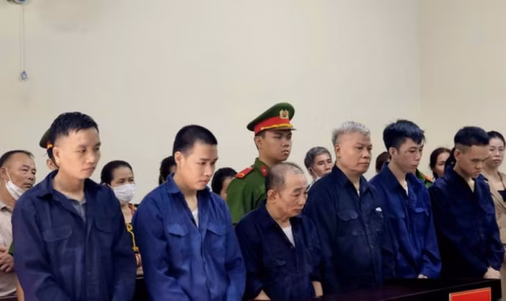 6 bị cáo nghe tuyên án.