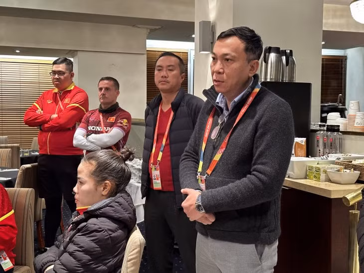 Lãnh đạo VFF động viên đội tuyển nữ Việt Nam sau hành trình tại World Cup 2023. Ảnh: VFF