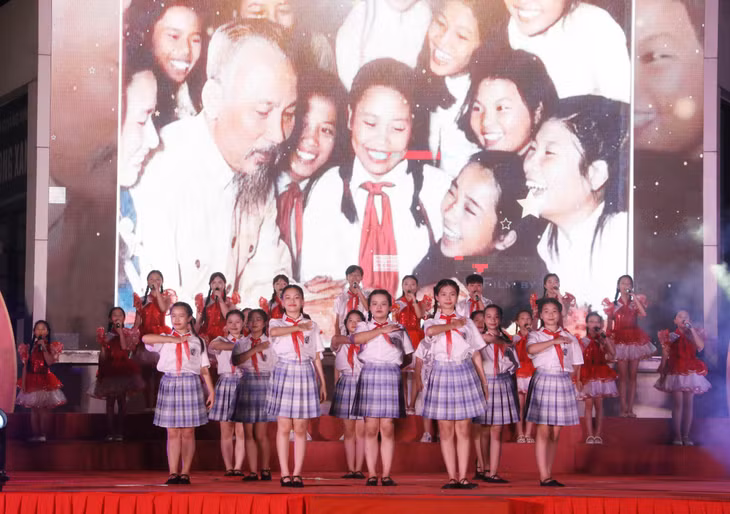 Các em thiếu nhi thể hiện tiết mục liên khúc: “Em mơ gặp Bác Hồ - Bác Hồ Người cho em tất cả - Nhớ ơn Bác” đã biểu diễn tại Liên hoan Nghệ thuật các Cung, Nhà thiếu nhi, Trung tâm hoạt động Thanh thiếu nhi tại tỉnh Quảng Trị.
