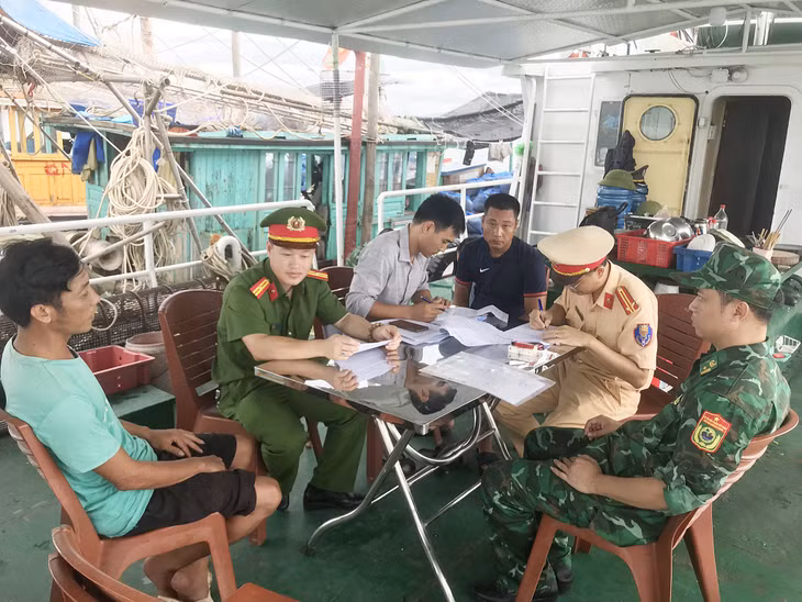 Các lực lượng chức năng của huyện Hải Hà tiến hành lập biên bản các chủ tàu cá khai thác thủy sản trái phép.