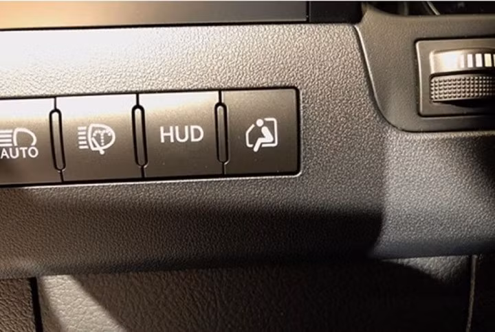 Nút có hình người xuất hiện trên Lexus LX 570 dùng để điều khiển một chức năng "Ra vào xe dễ dàng". Nếu nhấn nút này trên LX 570, hệ thống treo sẽ hạ thấp xuống một chút để bạn vào xe dễ dàng hơn trong lần sau.