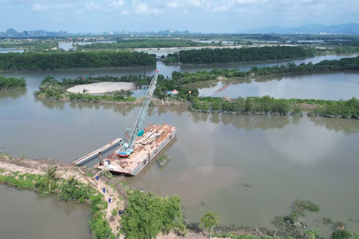 Tại cầu Sông Uông dài hơn 500m, các nhà thầu đang tiến hành các mũi thi công đắp mặt bằng công trường, đắp cát đường công vụ bãi giữa sông, bãi đúc dầm, tập kết vật liệu thi công mố nhô, cầu tạm..., đã thực hiện khoan thăm dò hang Karst được 134/164 cọc (hoàn thành 17/24 mố, trụ).