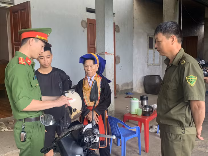 Lực lượng công an tuyên truyền Luật giao thông cho bà con người dân tộc thiểu số tại thôn Pắc Cáy, xã Đồn Đạc, huyện Ba Chẽ.