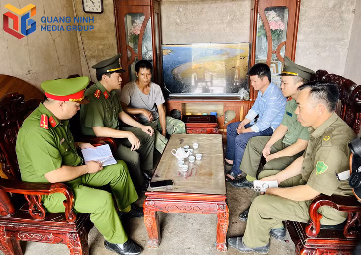 Công an huyện Hải Hà tuyên truyền, vận động người dân bản Mốc 13, xã Quảng Đức tham gia bảo vệ đường biên, cột mốc.