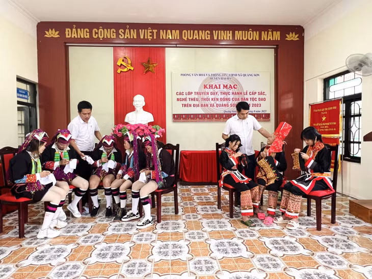 Các học viên được tiến hành việc học tập dưới sự hướng dẫn của các nghệ nhân trên địa bàn ngay sau buổi khai mạc.