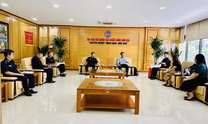 Đại diện Chi cục HQCK cảng Hòn Gai trao đổi, hướng dẫn Công ty TNHH Boltun Việt Nam thực hiện các thủ tục hải quan. Ảnh do đơn vị cung cấp