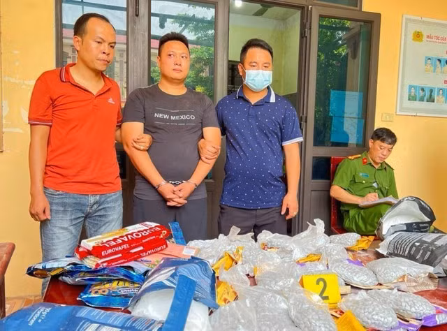 Đối tượng Nguyễn Mạnh Cường và tang vật thu giữ.