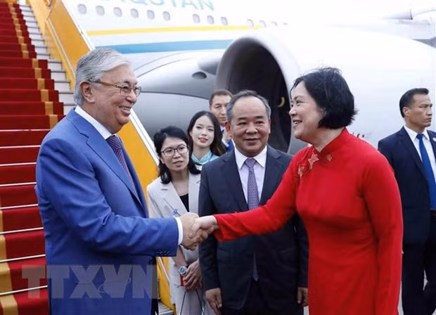Tong thong CH Kazakhstan den Ha Noi, bat dau tham chinh thuc Viet Nam hinh anh 2