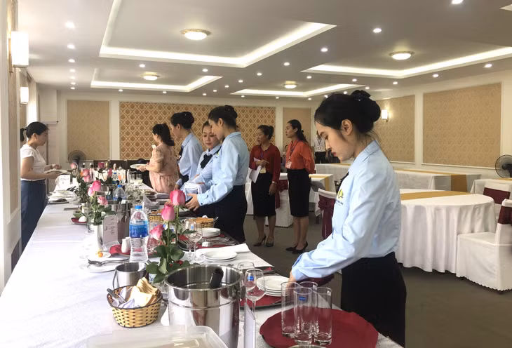 Giờ thực hành của sinh viên Khoa Du lịch, Trường Đại học Hạ Long.