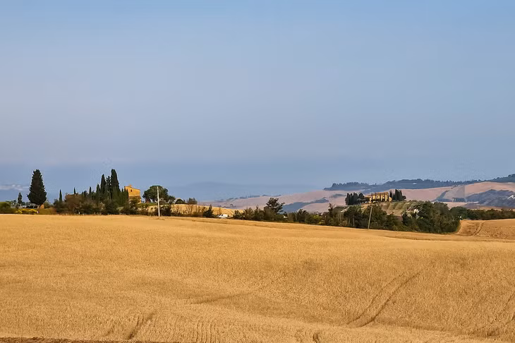 Để khám phá vùng quê Tuscany, du khách có thể thuê xe máy để đi được hết mọi ngóc ngách, những ngọn đồi và trang trại. Ảnh: Nguyễn Tất Thịnh