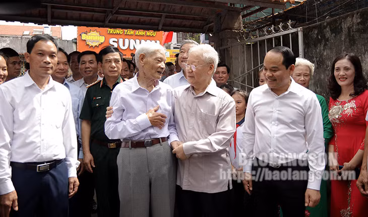 Tổng Bí thư Nguyễn Phú Trọng cùng đoàn công tác thăm hỏi gia đình ông Nguyễn Khoát.