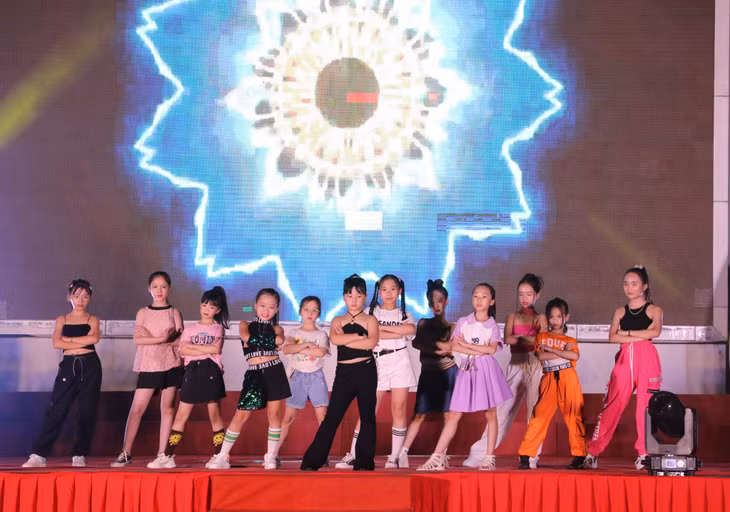 Thành viên CLB Mẫu nhí trình diễn thời trang hè.