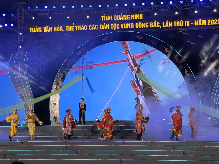 Trình diễn sân khấu hoá lễ hội Đại Phan (dân tộc Sán Dìu) của đoàn Vân Đồn.