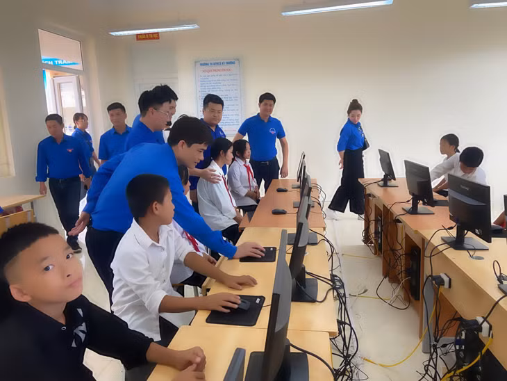 Đoàn thanh niên Tập đoàn Công nghiệp Than - Khoáng sản Việt Nam phối hợp với Tỉnh đoàn Quảng Ninh, Thành đoàn Hạ Long tổ chức trao tặng và gắn biển công trình phòng học máy tính cho em tại Trường Tiểu học và THCS Kỳ Thượng.
