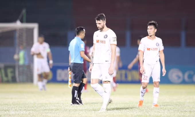 Cầu thủ Đà Nẵng buồn sau tiếng còi tan trận trên sân Nha Trang chiều 11/8. Ảnh: Lâm Thỏa