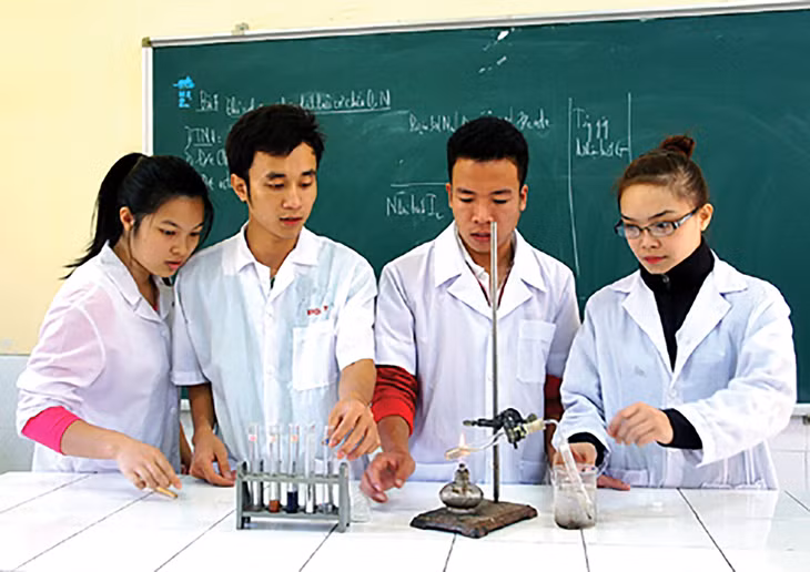 Giờ thực hành hóa học của sinh viên Trường Cao đẳng Sư phạm Quảng Ninh (tháng 12/2012).