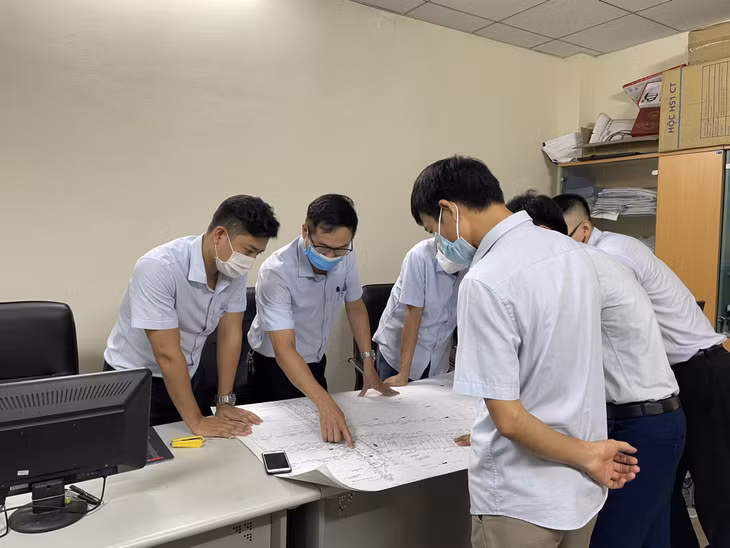 Cán bộ, nhân viên Công ty Than Hạ Long bàn bạc phương án gia cố đường lò.