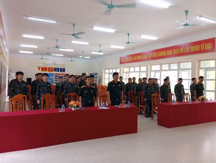 Thiếu tá Phạm Thanh Tùng (hàng đầu, ngoài cùng, bên phải) trong một buổi sinh hoạt đầu tuần của đơn vị.